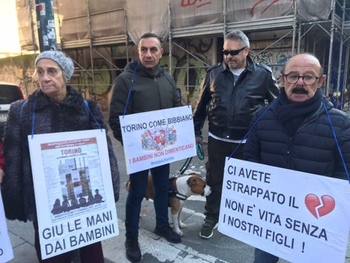 Minori allontanati dalle famiglie, la rabbia dei genitori: "A Torino c'è un sistema per strapparci i figli" Minori allontanati dalle famiglie, la rabbia dei genitori: "A Torino c'è un sistema per strapparci i figli"