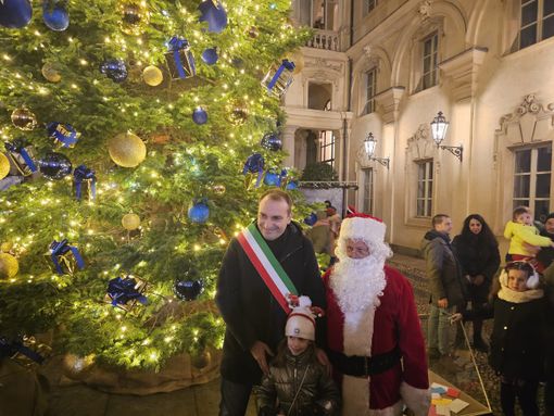 A Torino è Natale: si accende l'albero, il boschetto si illumina. Lo Russo: &quot;Spero che il 2025 porti lavoro per tutti&quot; [VIDEO]