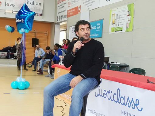 Tomba è "la Bomba" anche davanti ai bambini delle elementari di Torino: "Sapete chi sono? Avete visto su Google?"