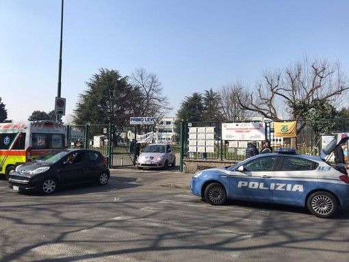 Settimo allarme bomba in un mese all'Istituto Primo Levi. Gli studenti costretti alle lezioni in cortile: "Non se ne può più" Settimo allarme bomba in un mese all'Istituto Primo Levi. Gli studenti costretti alle lezioni in cortile: "Non se ne può più"
