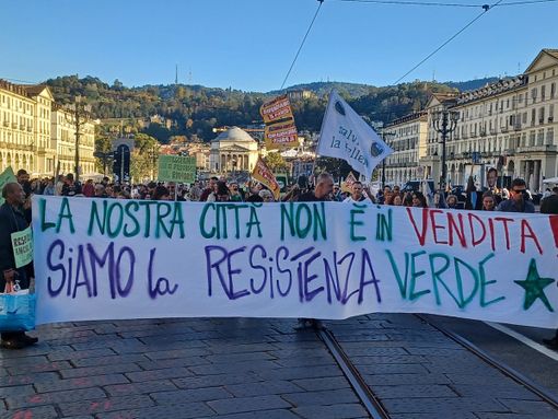 Ambientalisti in piazza guidati dal coro "Si ama e si difende, Torino non si vende" Ambientalisti in piazza guidati dal coro "Si ama e si difende, Torino non si vende"