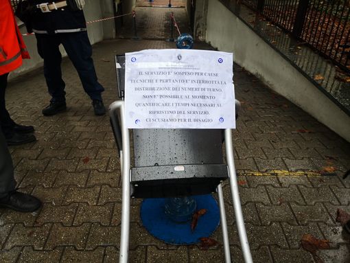 cartello su una sedia dell'anagrafe