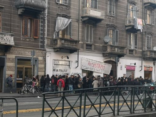 Corteo degli anarchici in Aurora: &quot;Ma quali 5 stelle: siete il partito della polizia&quot;