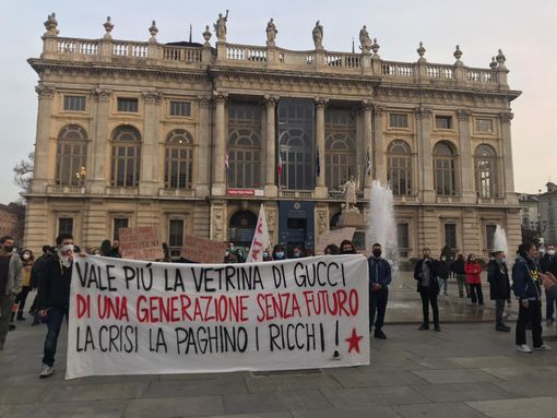 Gli anarchici manifestano a Torino: piazza Castello blindata dalla polizia [FOTO]
