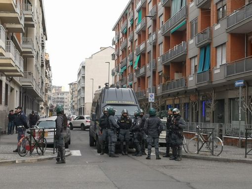 Sgombero asilo via Alessandria, i "dissidenti" del M5S attaccano Appendino: "La politica entusiasta per i manganelli non ci appartiene"