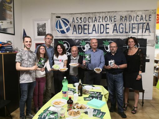 Taralli e pop-corn alla cannabis, anche il M5S Torino all'aperitivo dei Radicali per la legalizzazione