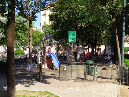 Bambini e ragazzi si riprendono gli spazi verdi: scatta &quot;l'invasione&quot; alle aree gioco ancora chiuse [FOTO E VIDEO]