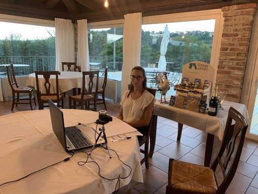 Arianna Viberti, titolare del ristorante Mongalletto di Castellinaldo, durante l'incontro organizzato da Bottega dell'Alpe Arianna Viberti, titolare del ristorante Mongalletto di Castellinaldo, durante l'incontro organizzato da Bottega dell'Alpe