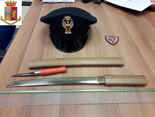 Nasconde sotto il cappotto armi da taglio: 69enne denunciato dalla Polizia Nasconde sotto il cappotto armi da taglio: 69enne denunciato dalla Polizia