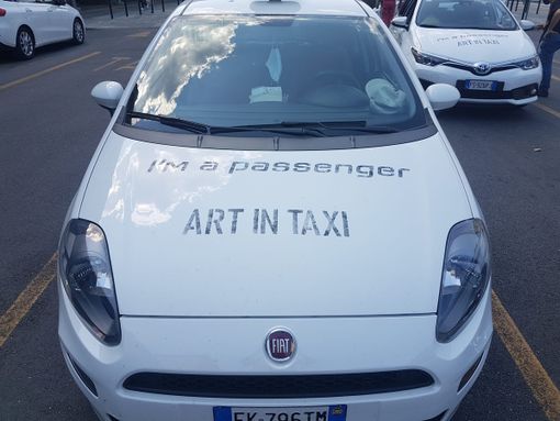 "I'm a passenger": i taxisti rendono omaggio ai grandi della cultura passati da Torino "I'm a passenger": i taxisti rendono omaggio ai grandi della cultura passati da Torino