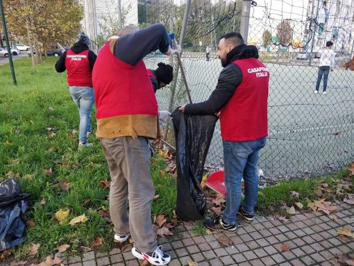 Ripulito il campo da calcetto dentro il Parco Colonnetti di via Artom