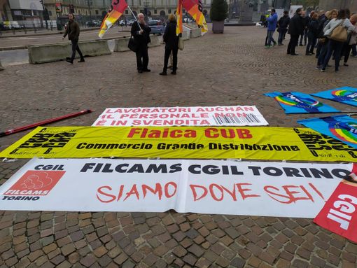 Antivigilia di lotta: i dipendenti Auchan in via Garibaldi per chiedere garanzie Antivigilia di lotta: i dipendenti Auchan in via Garibaldi per chiedere garanzie