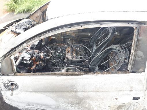 Venaria, rogo nella notte per la macchina del consigliere Cinque Stelle Urso [FOTO]