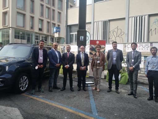 Palo della luce e defibrillatore, ma anche punto di ricarica auto e pc: dietro Palazzo Nuovo la prima Torre Multifunzione Palo della luce e defibrillatore, ma anche punto di ricarica auto e pc: dietro Palazzo Nuovo la prima Torre Multifunzione