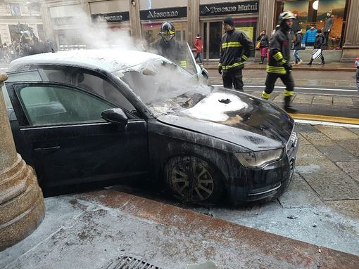 Auto in fiamme in via Pietro Micca: tanta paura, ma nessun ferito (FOTO)