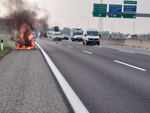 auto in fiamme sulla tangenziale auto in fiamme sulla tangenziale