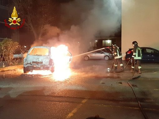 auto in fiamme - foto d'archivio auto in fiamme - foto d'archivio