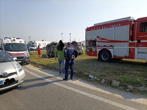 L'auto ribaltata a Nichelino