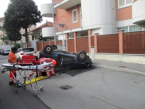 Incidente a Nichelino, auto si ribalta: pensionato finisce in ospedale