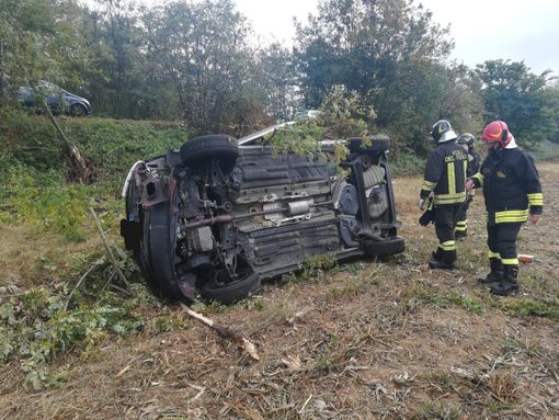auto ribaltata in via debouchè auto ribaltata in via debouchè