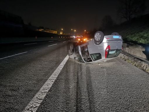 Venaria, auto si ribalta sulla tangenziale: traffico rallentato, nessuna conseguenza per il guidatore (VIDEO)