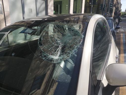 "Cosa suoni? Ti ammazzo" e gli sfonda il parabrezza a pugni. Tensione in corso Bolzano "Cosa suoni? Ti ammazzo" e gli sfonda il parabrezza a pugni. Tensione in corso Bolzano