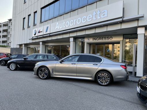 ingresso di un concessionario con molte vetture parcheggiate davanti ingresso di un concessionario con molte vetture parcheggiate davanti