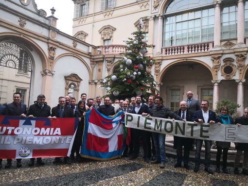 Il Piemonte dice sì all'autonomia differenziata come regalo di Natale: la Lega canta Gipo (VIDEO) Il Piemonte dice sì all'autonomia differenziata come regalo di Natale: la Lega canta Gipo (VIDEO)