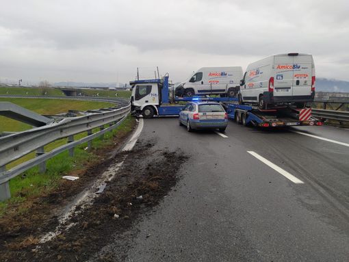 Autotreno si intraversa in tangenziale: nessun ferito ma svincolo Falchera chiuso al traffico Autotreno si intraversa in tangenziale: nessun ferito ma svincolo Falchera chiuso al traffico