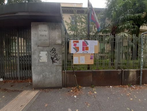 Una bacheca informativa davanti all'ex ospedale Maria Adelaide: &quot;Riapriamo la struttura di Lungo Dora Firenze&quot;