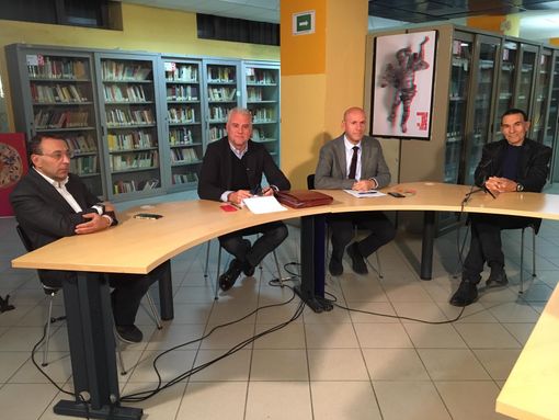 Reddito di cittadinanza e lavoro: non sta in piedi senza riscoprire la manifattura