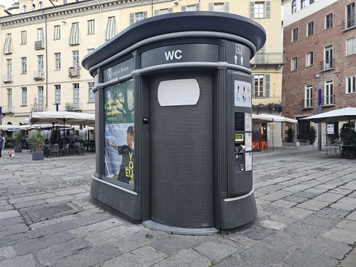 A Torino vespasiani rotti o vandalizzati. Firrao (Torino Bellissima): "Aumentiamo i servizi pubblici a pagamento con un bando"