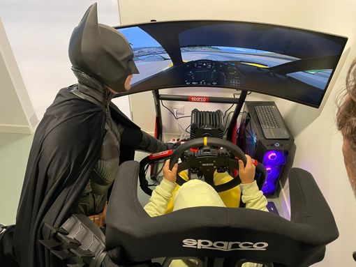 I bimbi di Ugi sfrecciano in Ferrari a Monza con il simulatore donato da Sparco I bimbi di Ugi sfrecciano in Ferrari a Monza con il simulatore donato da Sparco