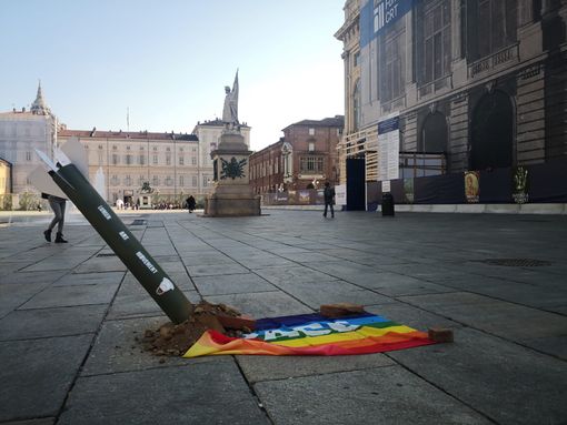 La bandiera della pace colpita simbolicamente da un missile