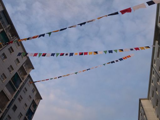 A testa in su per leggere le bandiere: un messaggio in codice tra le case di Mirafiori [FOTO]