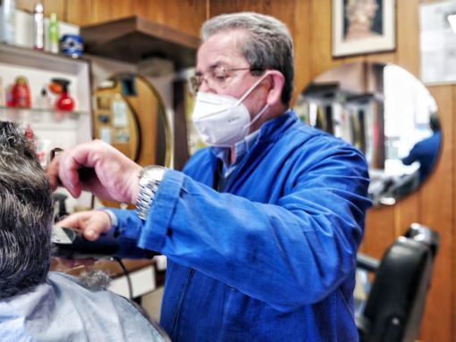 Barbieri ai tempi del lockdown-bis: "Fortunati a poter lavorare, ma cosí non si puó andare avanti" (VIDEO) Barbieri ai tempi del lockdown-bis: "Fortunati a poter lavorare, ma cosí non si puó andare avanti" (VIDEO)