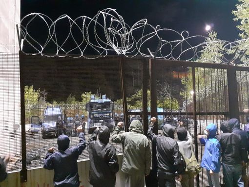 battitura delle reti di Chiomonte con attivisti incappucciati battitura delle reti di Chiomonte con attivisti incappucciati