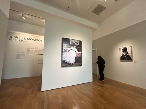 Persone sedute a un tavolo