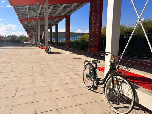 Bicicletta legata a un palo su una ciclabile Bicicletta legata a un palo su una ciclabile