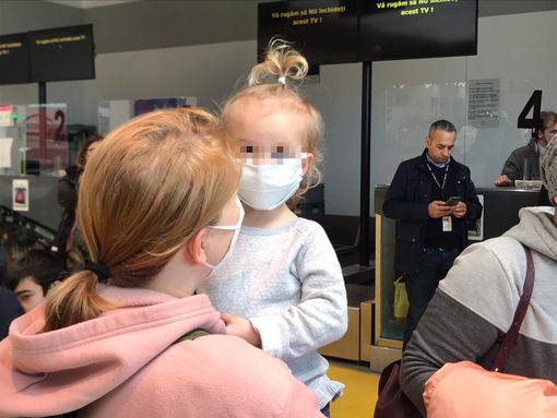 bimbi con soccorritori