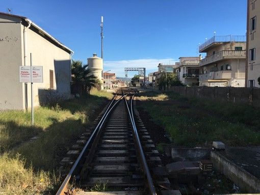 Circolazione ferroviaria interrotta tra Carmagnola e Alba per un traliccio finito sui binari Circolazione ferroviaria interrotta tra Carmagnola e Alba per un traliccio finito sui binari