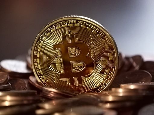 La caduta libera di Bitcoin sta costringendo gli investitori a vendere. Acquistano invece oro?