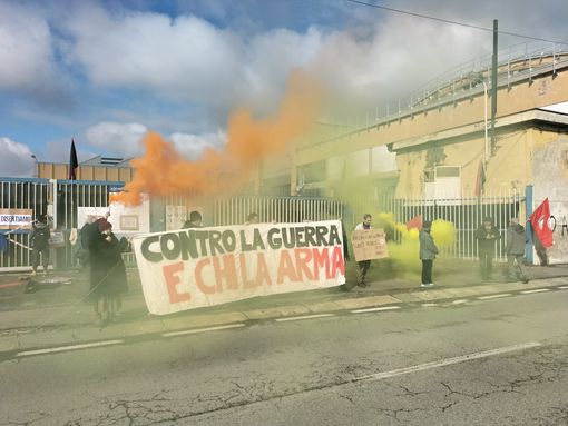 Blitz antimilitarista contro “il polo bellico" di via Marche: “La guerra è qui, a Torino”