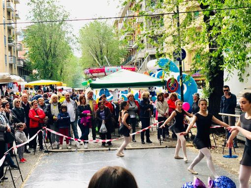Festa di strada con bancarelle e persone in giro Festa di strada con bancarelle e persone in giro