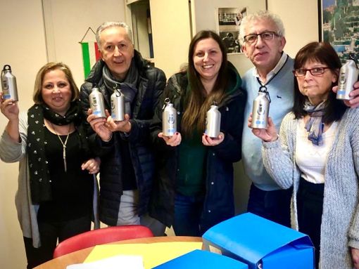 Nichelino contro l'utilizzo di plastica, in distribuzione ai dipendenti comunali le nuove borracce in alluminio Nichelino contro l'utilizzo di plastica, in distribuzione ai dipendenti comunali le nuove borracce in alluminio