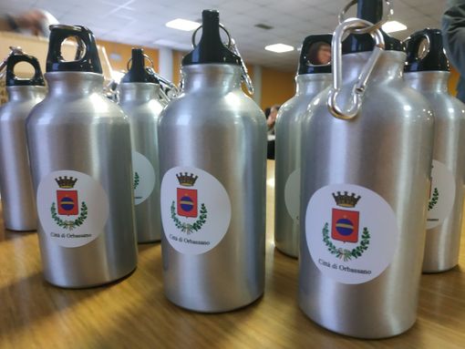 Orbassano, 100 borracce per i dipendenti al posto della bottiglia di plastica Orbassano, 100 borracce per i dipendenti al posto della bottiglia di plastica