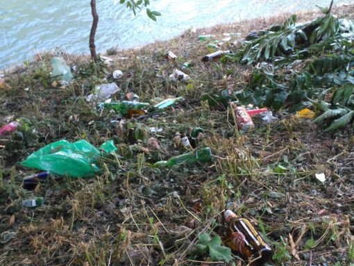 Aurora, richiesta un’ordinanza contro le bottiglie di vetro