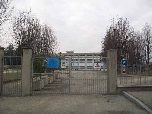 Alpignano: cade un vetro in classe, lezioni sospese al "Matteotti"