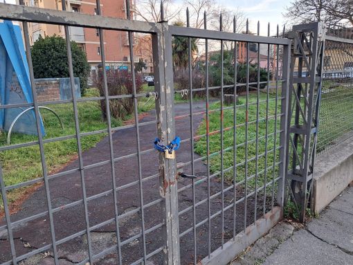 Il giardino chiuso da un anno e mezzo per colpa dei vandali: “Mancano i fondi, non possiamo riaprirlo” Il giardino chiuso da un anno e mezzo per colpa dei vandali: “Mancano i fondi, non possiamo riaprirlo”