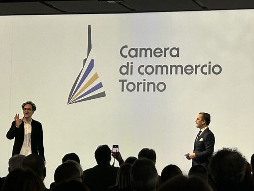 persone su un palco davanti a una platea gremita persone su un palco davanti a una platea gremita